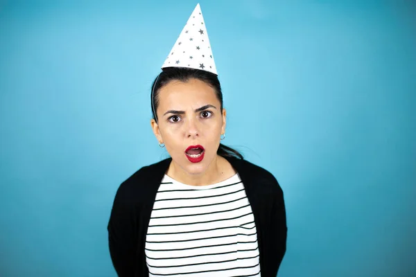 Joven Hermosa Mujer Con Sombrero Cumpleaños Sobre Fondo Azul Insolado — Foto de Stock