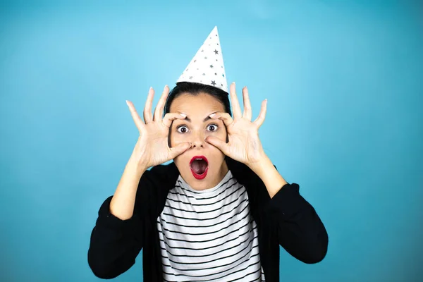 Joven Hermosa Mujer Con Sombrero Cumpleaños Sobre Fondo Azul Insolado — Foto de Stock