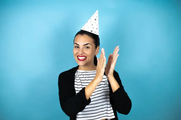 Jovem Mulher Bonita Vestindo Chapéu Aniversário Sobre Insolado Fundo Azul — Fotografia de Stock