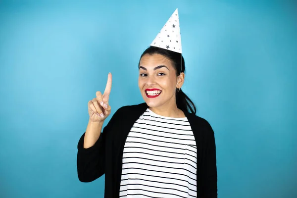 Joven Hermosa Mujer Con Sombrero Cumpleaños Sobre Fondo Azul Insolado — Foto de Stock