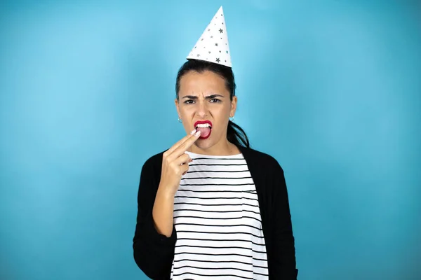 Joven Hermosa Mujer Usando Sombrero Cumpleaños Sobre Fondo Azul Insolado — Foto de Stock