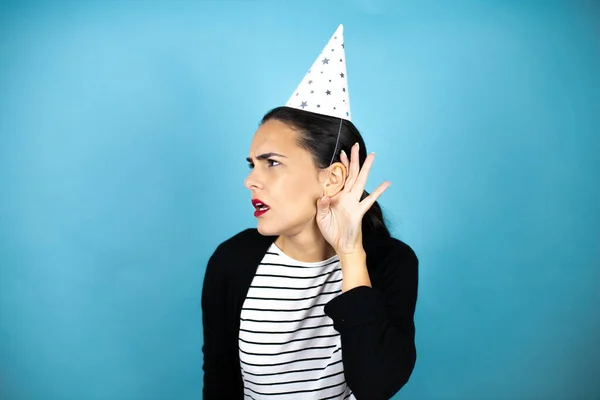 Joven Hermosa Mujer Con Sombrero Cumpleaños Sobre Fondo Azul Insolado — Foto de Stock