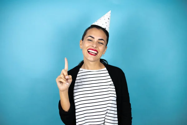 Joven Hermosa Mujer Con Sombrero Cumpleaños Sobre Fondo Azul Insolado — Foto de Stock