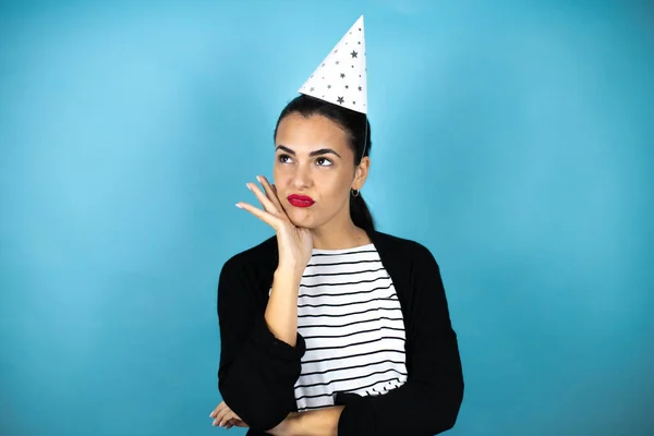 Joven Hermosa Mujer Usando Sombrero Cumpleaños Sobre Fondo Azul Insolado — Foto de Stock