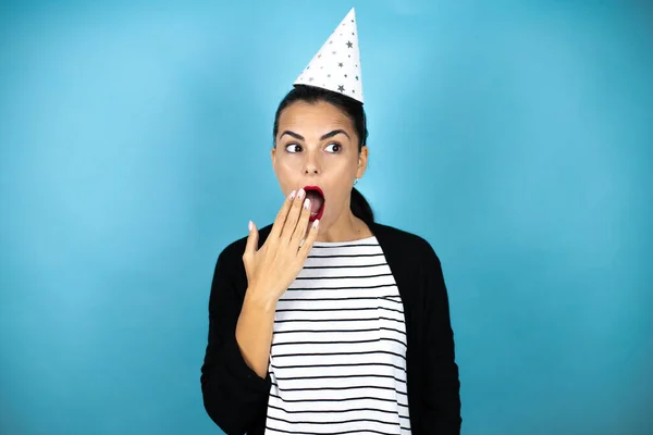 Joven Hermosa Mujer Usando Sombrero Cumpleaños Sobre Fondo Azul Insolado — Foto de Stock