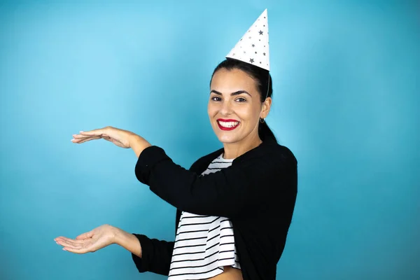 Joven Hermosa Mujer Con Sombrero Cumpleaños Sobre Fondo Azul Insolado — Foto de Stock