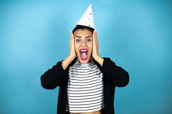 Jovem Mulher Bonita Usando Chapéu Aniversário Sobre Insolado Fundo Azul — Fotografia de Stock