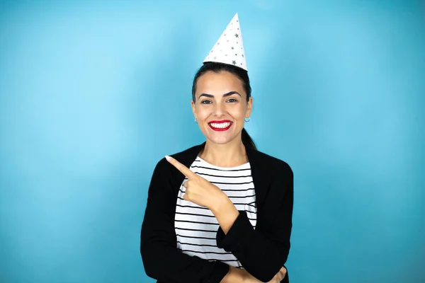 Joven Hermosa Mujer Con Sombrero Cumpleaños Sobre Fondo Azul Insolado — Foto de Stock