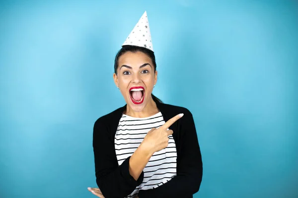 Joven Hermosa Mujer Con Sombrero Cumpleaños Sobre Fondo Azul Insolado — Foto de Stock