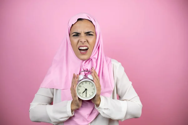 Young Beautiful Arab Woman Wearing Islamic Hijab Isolated Pink Background — Stock Photo, Image