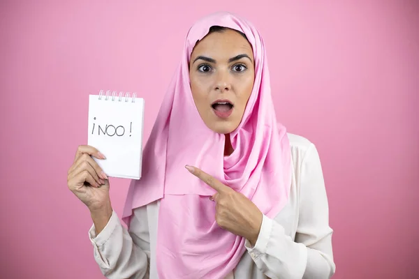 Jonge Mooie Arabische Vrouw Dragen Islamitische Hijab Geïsoleerde Roze Achtergrond — Stockfoto