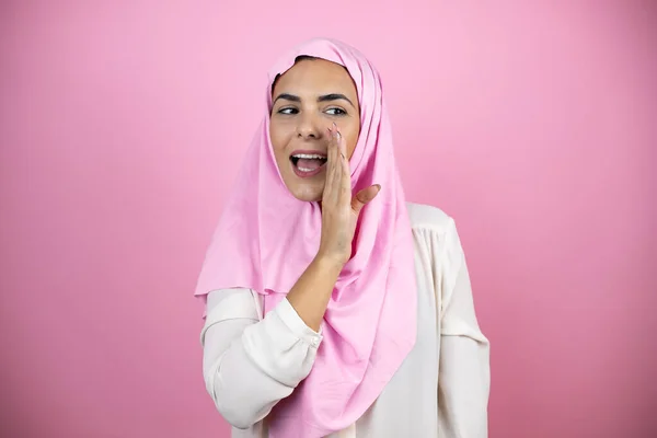 Jonge Mooie Arabische Vrouw Draagt Islamitische Hijab Geïsoleerde Roze Achtergrond — Stockfoto