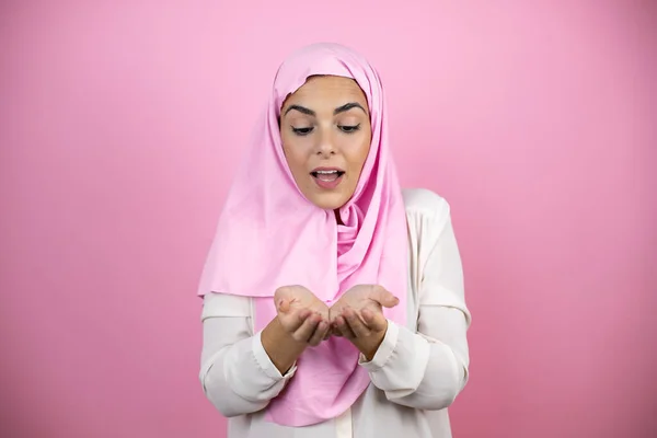 Jonge Mooie Arabische Vrouw Dragen Islamitische Hijab Geïsoleerde Roze Achtergrond — Stockfoto