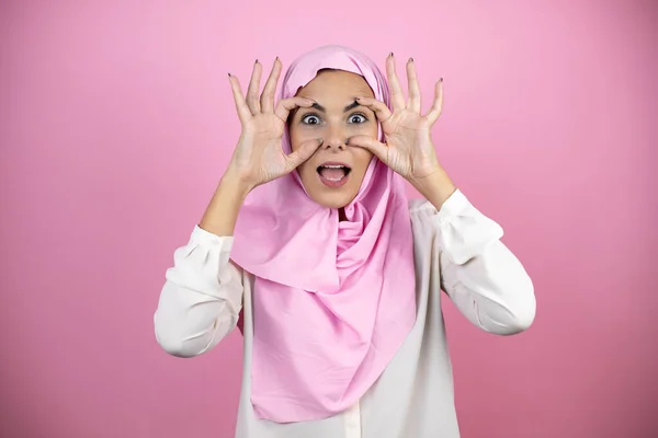 Junge Schöne Arabische Frau Trägt Islamischen Hijab Vor Isoliertem Rosa — Stockfoto