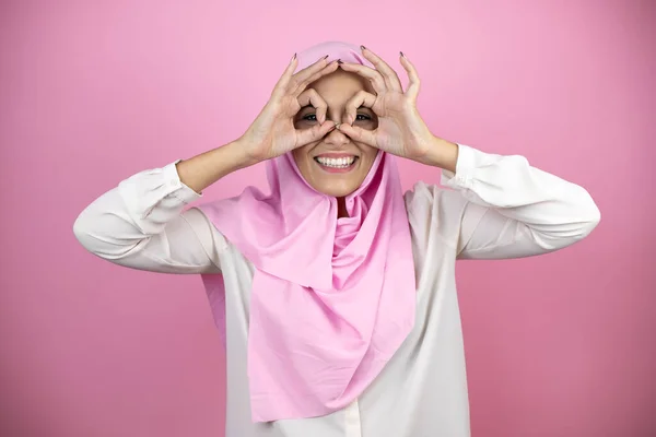 Junge Schöne Arabische Frau Trägt Islamischen Hijab Über Isoliertem Rosa — Stockfoto