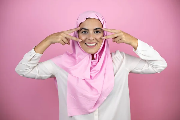 Junge Schöne Arabische Frau Trägt Islamischen Hijab Über Isoliertem Rosa — Stockfoto