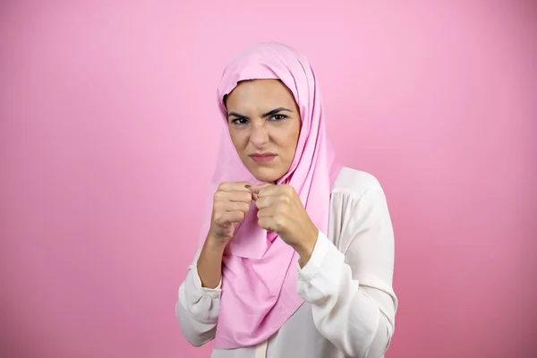 Jovem Bela Mulher Árabe Vestindo Hijab Islâmico Sobre Fundo Rosa — Fotografia de Stock