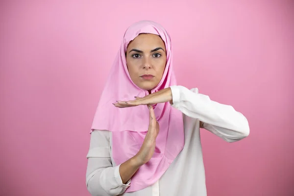 Jonge Mooie Arabische Vrouw Dragen Islamitische Hijab Geïsoleerde Roze Achtergrond — Stockfoto