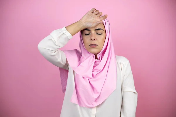 年轻美丽的阿拉伯女人 头戴伊斯兰式头巾 头戴粉色头巾 额头因疾病 感冒和病毒感染而发炎 — 图库照片
