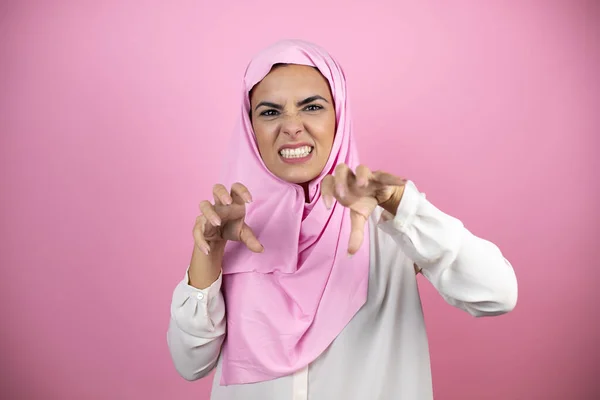 Jonge Mooie Arabische Vrouw Dragen Islamitische Hijab Geïsoleerde Roze Achtergrond — Stockfoto