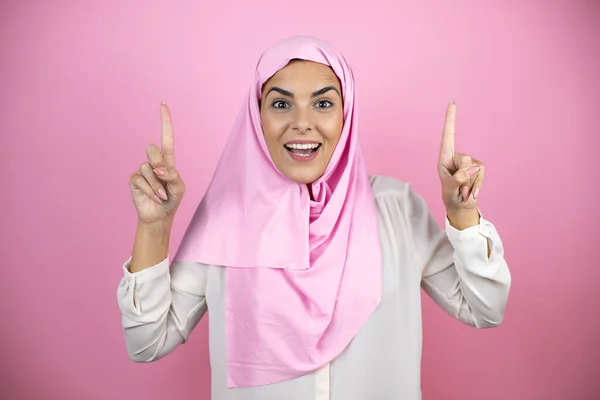 Jonge Mooie Arabische Vrouw Dragen Islamitische Hijab Geïsoleerde Roze Achtergrond — Stockfoto