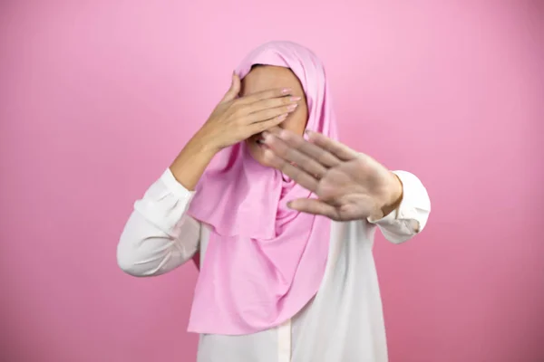 Jonge Mooie Arabische Vrouw Dragen Islamitische Hijab Geïsoleerde Roze Achtergrond — Stockfoto