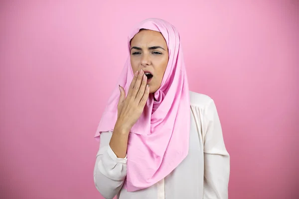 Jonge Mooie Arabische Vrouw Dragen Islamitische Hijab Geïsoleerde Roze Achtergrond — Stockfoto