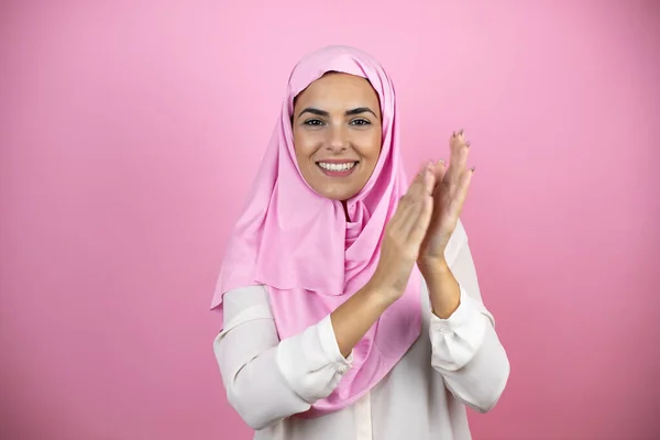 Junge Schöne Arabische Frau Trägt Islamischen Hijab Über Isoliertem Rosa — Stockfoto