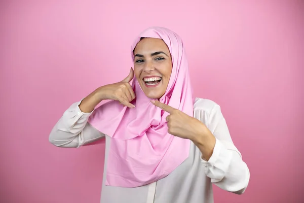 Joven Mujer Árabe Hermosa Usando Hiyab Islámico Sobre Fondo Rosa — Foto de Stock
