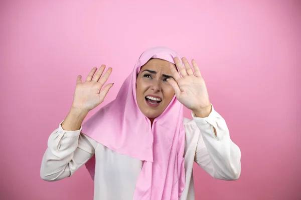 Jovem Bela Mulher Árabe Vestindo Hijab Islâmico Sobre Isolado Fundo — Fotografia de Stock