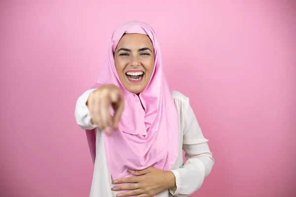 Jonge Mooie Arabische Vrouw Dragen Islamitische Hijab Geïsoleerde Roze Achtergrond — Stockfoto