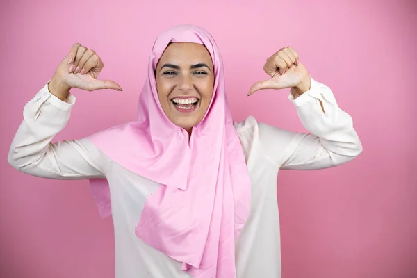 Jong Mooi Arabisch Vrouw Dragen Islamitische Hijab Geïsoleerde Roze Achtergrond — Stockfoto