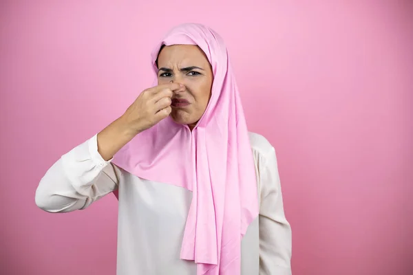 Jovem Bela Mulher Árabe Vestindo Hijab Islâmico Sobre Fundo Rosa — Fotografia de Stock