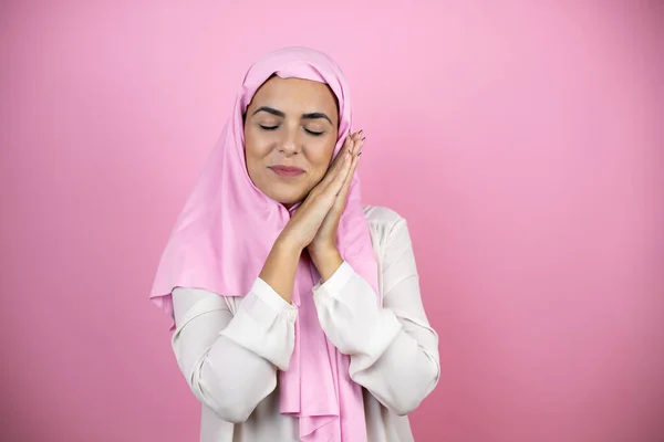 Wanita Arab Cantik Yang Mengenakan Hijab Islamik Atas Latar Belakang — Stok Foto