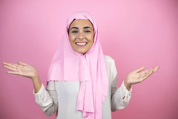 Jovem Bela Mulher Árabe Vestindo Hijab Islâmico Sobre Isolado Rosa — Fotografia de Stock
