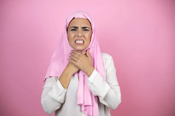 Junge Schöne Arabische Frau Trägt Islamischen Hijab Über Isoliertem Rosa — Stockfoto