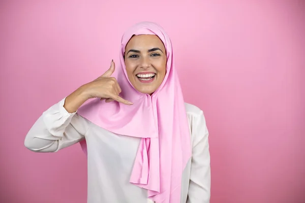 Junge Schöne Arabische Frau Trägt Islamischen Hijab Über Isoliertem Rosa — Stockfoto