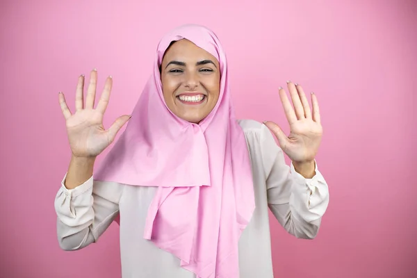 Junge Schöne Arabische Frau Trägt Islamischen Hijab Über Isoliertem Rosa — Stockfoto