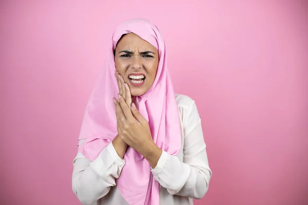 Jonge Mooie Arabische Vrouw Dragen Islamitische Hijab Geïsoleerde Roze Achtergrond — Stockfoto