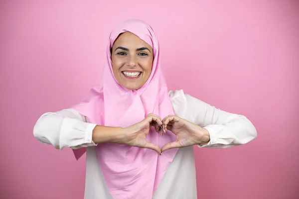 Jonge Mooie Arabische Vrouw Dragen Islamitische Hijab Geïsoleerde Roze Achtergrond — Stockfoto