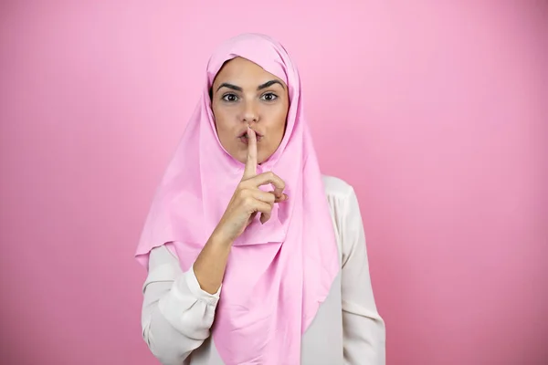 Jeune Belle Femme Arabe Portant Hijab Islamique Sur Fond Rose — Photo