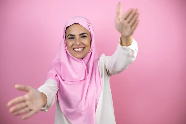 Junge Schöne Arabische Frau Trägt Islamischen Hijab Über Isoliertem Rosa — Stockfoto