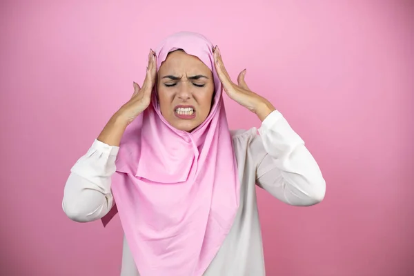 Jonge Mooie Arabische Vrouw Draagt Islamitische Hijab Geïsoleerde Roze Achtergrond — Stockfoto