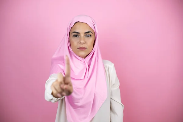 Jonge Mooie Arabische Vrouw Dragen Islamitische Hijab Geïsoleerde Roze Achtergrond — Stockfoto