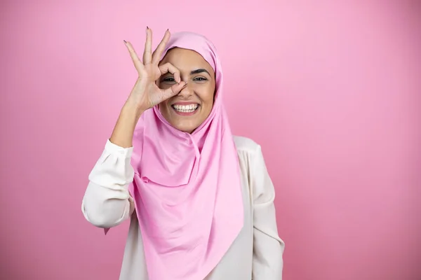 Jonge Mooie Arabische Vrouw Dragen Islamitische Hijab Geïsoleerde Roze Achtergrond — Stockfoto