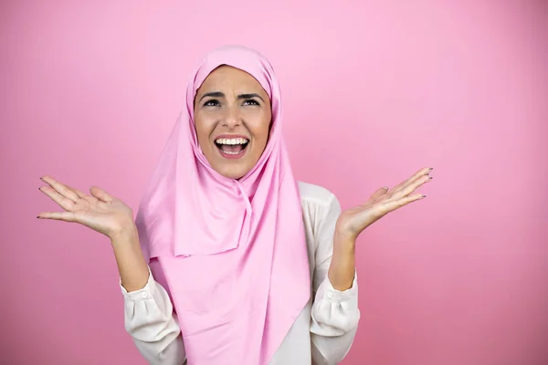 Jovem Bela Mulher Árabe Vestindo Hijab Islâmico Sobre Isolado Rosa — Fotografia de Stock