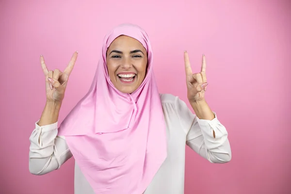 Junge Schöne Arabische Frau Trägt Islamischen Hijab Über Isoliertem Rosa — Stockfoto