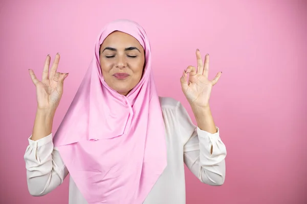 Junge Schöne Arabische Frau Trägt Islamischen Hijab Über Isoliertem Rosa — Stockfoto