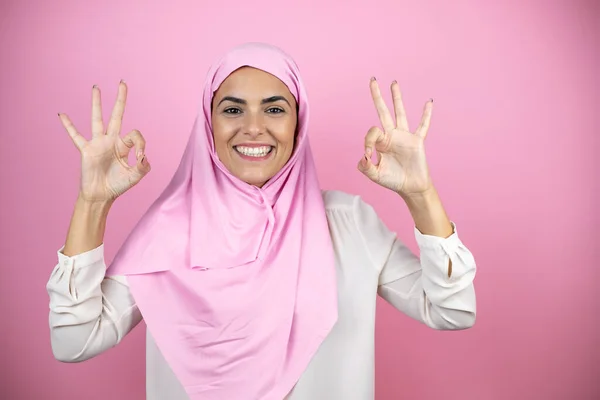 Jovem Bela Mulher Árabe Vestindo Hijab Islâmico Sobre Fundo Rosa — Fotografia de Stock