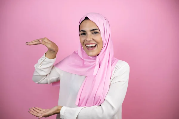 Junge Schöne Arabische Frau Trägt Islamischen Hijab Über Isoliertem Rosa — Stockfoto